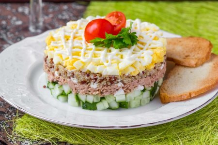 Слоеный салат с тунцом и икрой щуки