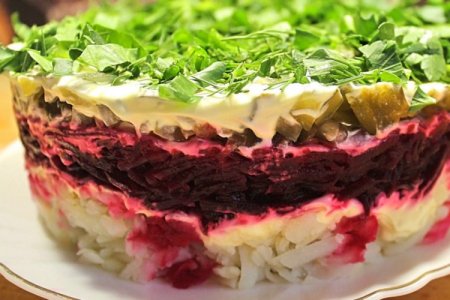 Слоеный салат из маринованной свеклы, картофеля и соленых огурцов