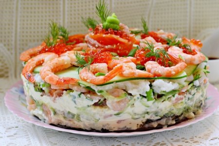 Слоеный салат с креветками и красной икрой
