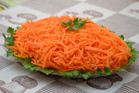 Слоеный салат с корейской морковью, картофелем и курицей