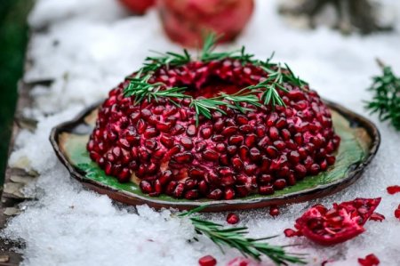 Салат «Гранатовый браслет» с сыром и орехами