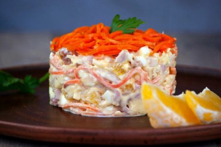 Салат Карусель с корейской морковью и гренками и Салат Карусель с корейской морковью. Классический рецепт с копченой курицей, гренками, ветчиной