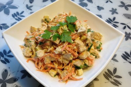 Салат Карусель с корейской морковью и гренками и Салат Карусель с корейской морковью. Классический рецепт с копченой курицей, гренками, ветчиной
