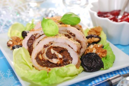 Мясной рулет из индейки, чернослива и орехов