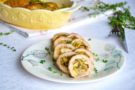 Мясной рулет из говядины с салом и ананасами
