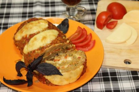 Мясной рулет с моцареллой, помидорами и чесноком