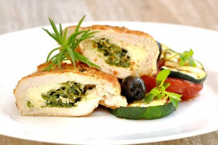 Мясной рулет с оливками, сыром и базиликом