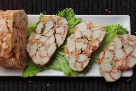 Рулет из курицы с острым перцем и орехами