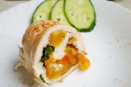 Куриный рулет с курагой и дижонской горчицей