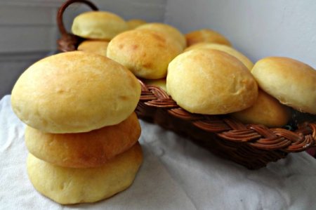 Дрожжевые булочки на кефире