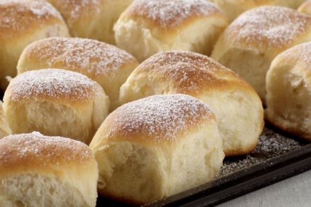 Пышные булочки на дрожжах со сгущенкой