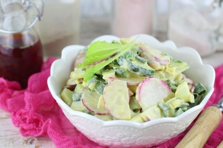 Салат с редисом и яйцами Салат с редисом и яйцами