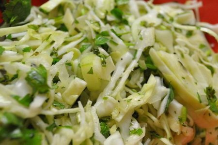 Зеленый салат с сельдереем и яблоками Зеленый салат с сельдереем и яблоками