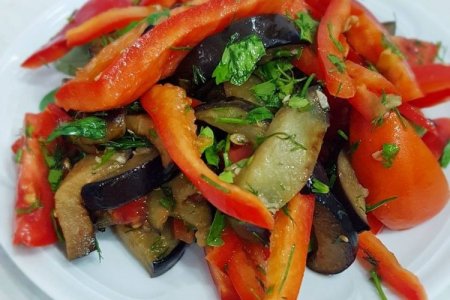 Летний салат с баклажанами Летний салат с баклажанами