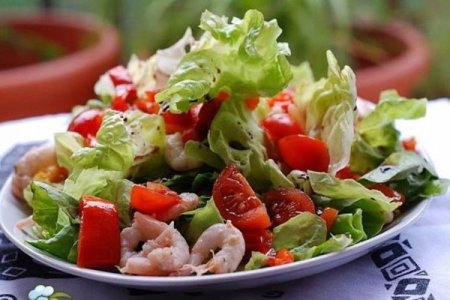 Овощной салат с креветками Овощной салат с креветками