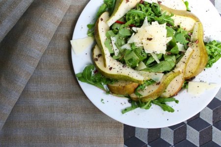 Летний салат с грушей и сыром Летний салат с грушей и сыром