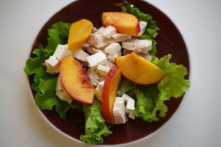 Салат с курицей и персиками Салат с курицей и персиками
