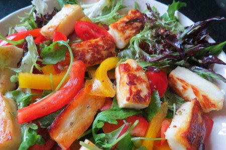 Летний салат с сыром халуми Летний салат с сыром халуми