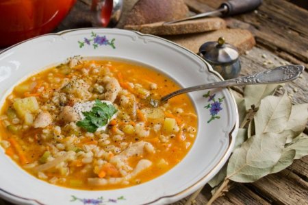 Рассольник с перловкой и маринованными огурцами