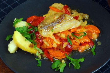 Жареная рыба с овощами