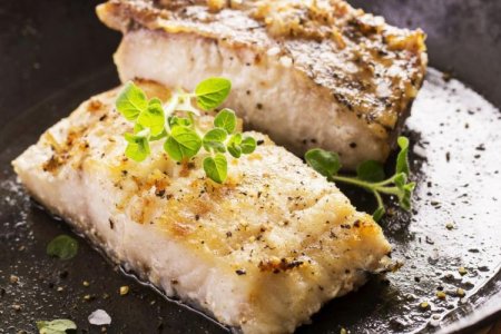 Жареная рыба с лимоном и зеленью
