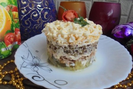 Салат с тунцом, киноа и маринованными огурцами