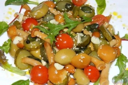 Салат с маринованными грибами Салат с маринованными грибами