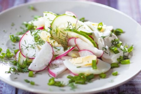 Салат из редиски, огурца и яиц Салат из редиски, огурца и яиц