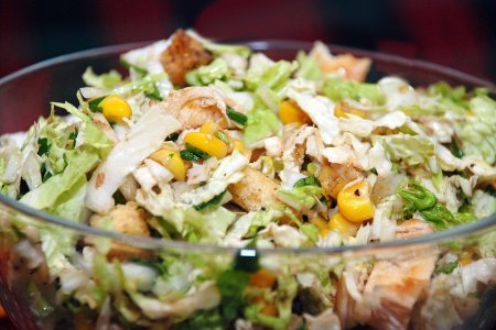 Новогодний салат с пекинской капустой и кукурузой Новогодний салат с пекинской капустой и кукурузой