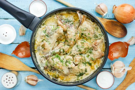 15 быстрых рецептов курицы в сметанном соусе