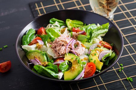 15 отличных салатов с авокадо и тунцом