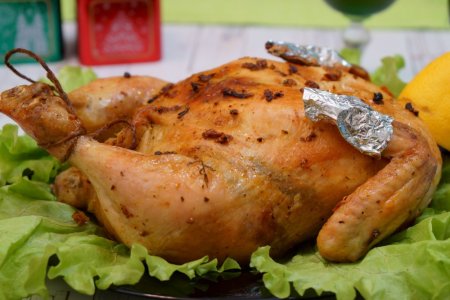 Фаршированная курица с зеленью и яйцами
