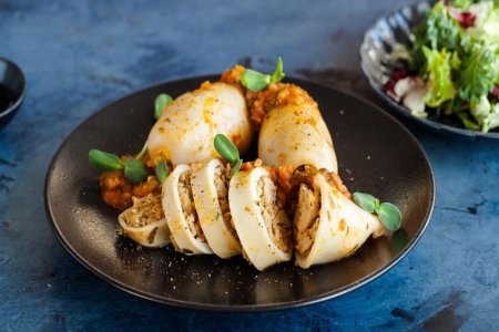 Кальмары, фаршированные мясом
