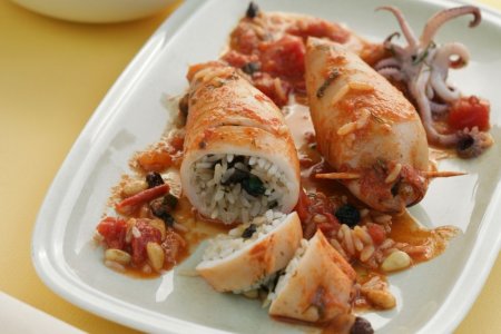 Кальмары, фаршированные рисом и черносливом