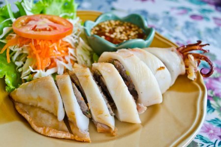Фаршированные кальмары с мясным фаршем и анчоусами