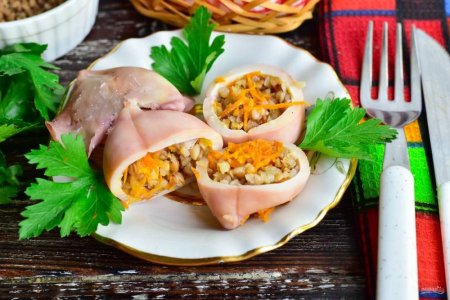 Фаршированные кальмары с гречкой и морковью