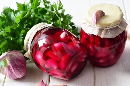 Розовый маринованный чеснок Розовый маринованный чеснок