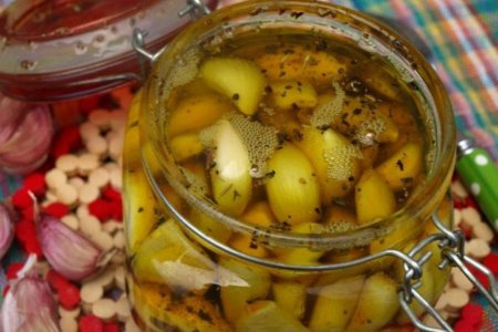 Маринованный чеснок с хмели-сунели Маринованный чеснок с хмели-сунели