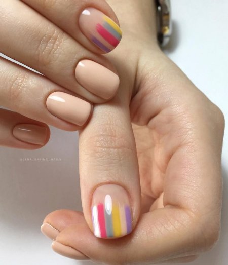 Разноцветные мазки на короткие ногти