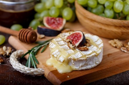 Сыр Бри в духовке: 10 простых и самых вкусных рецептов