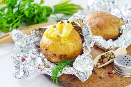 8 великолепных рецептов картошки в фольге на углях