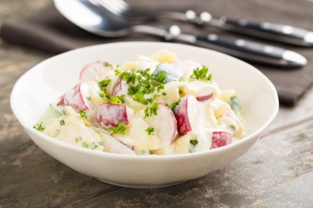 10 салатов с редиской и яйцом, которые можно приготовить на скорую руку