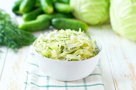 20 салатов с капустой и огурцом, которые готовятся за пару минут
