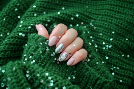 25 идей самого красивого новогоднего маникюра 2026 на короткие ногти