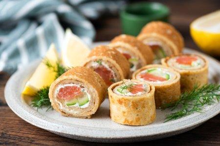Роллы из блинов с начинкой: 8 самых вкусных рецептов приготовления