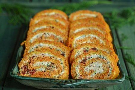 Морковный рулет с начинкой: 10 лучших рецептов на любой вкус