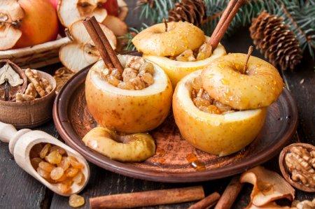 Запеченные яблоки в аэрогриле: 8 лучших рецептов на любой вкус