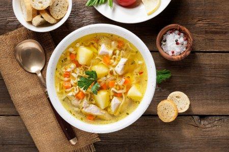 6 простых и бюджетных рецептов супов с лапшой быстрого приготовления