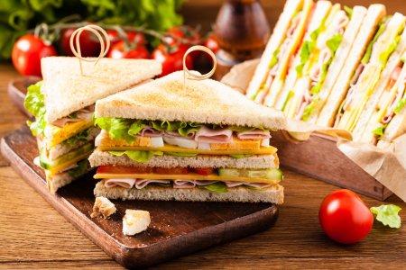8 рецептов клаб-сэндвичей, которые готовятся проще простого