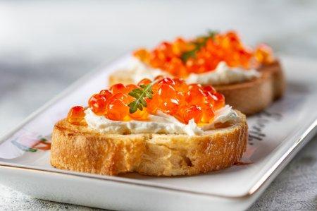 Канапе с красной икрой: 10 лучших рецептов к праздничному столу